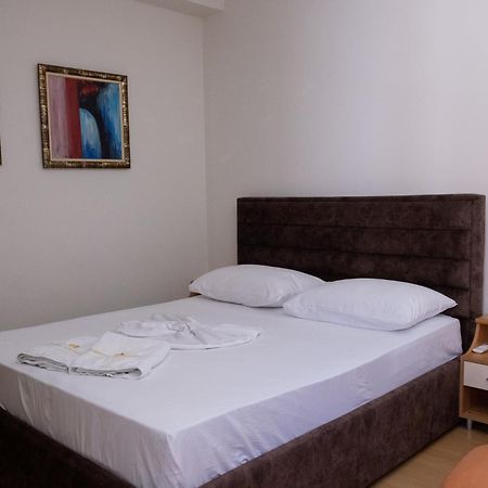 Albjona Guesthouse Tirana Esterno foto