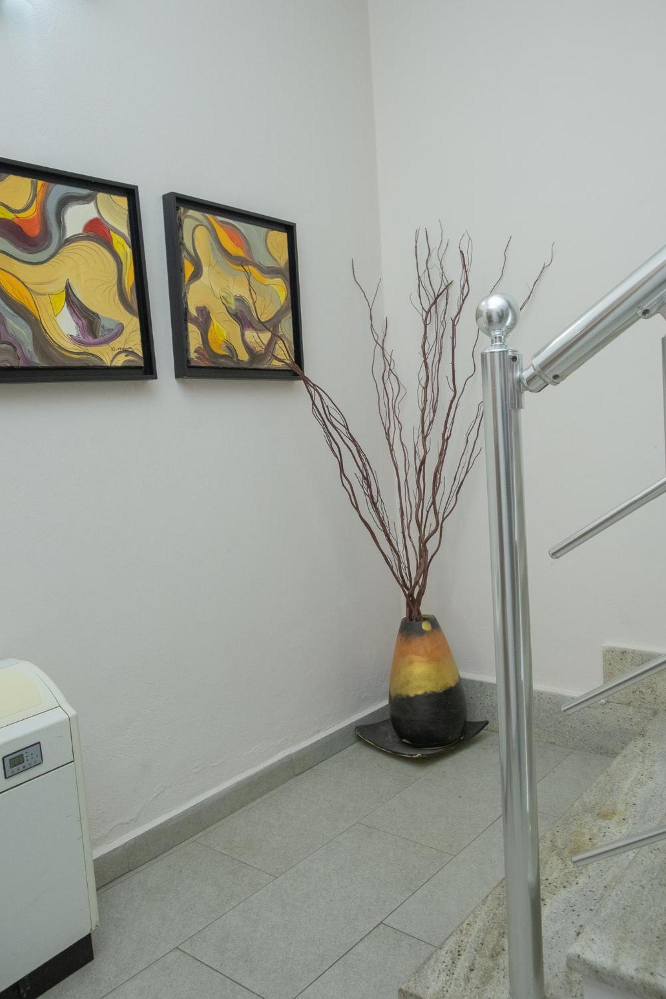 Albjona Guesthouse Tirana Esterno foto