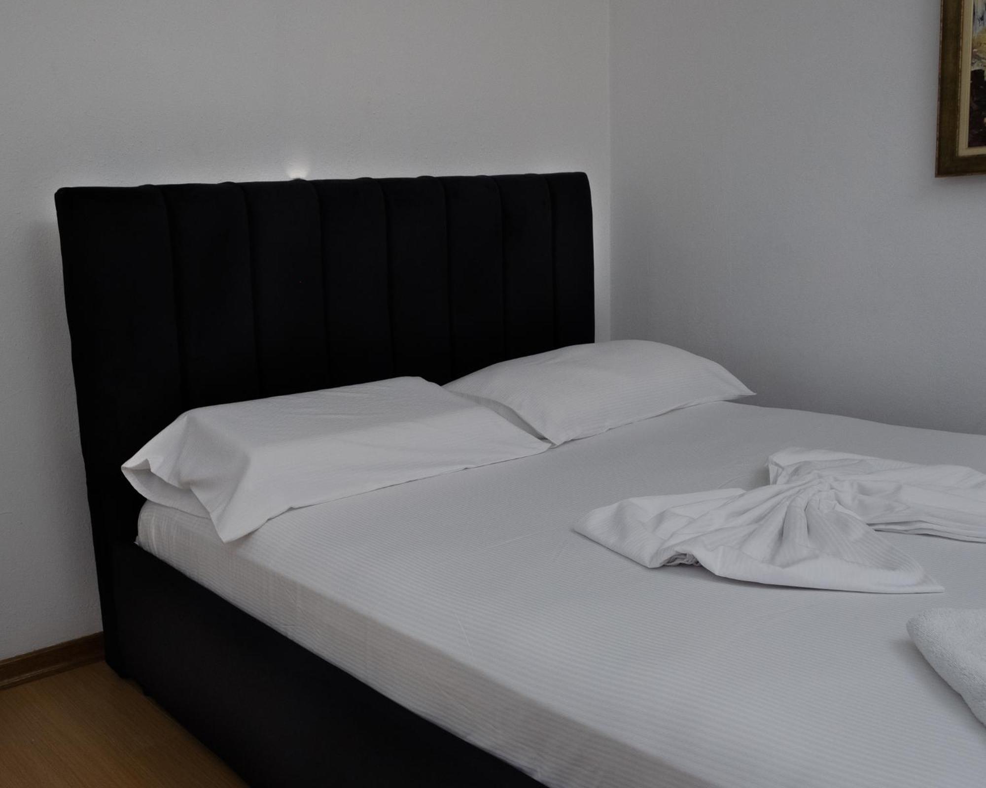 Albjona Guesthouse Tirana Esterno foto