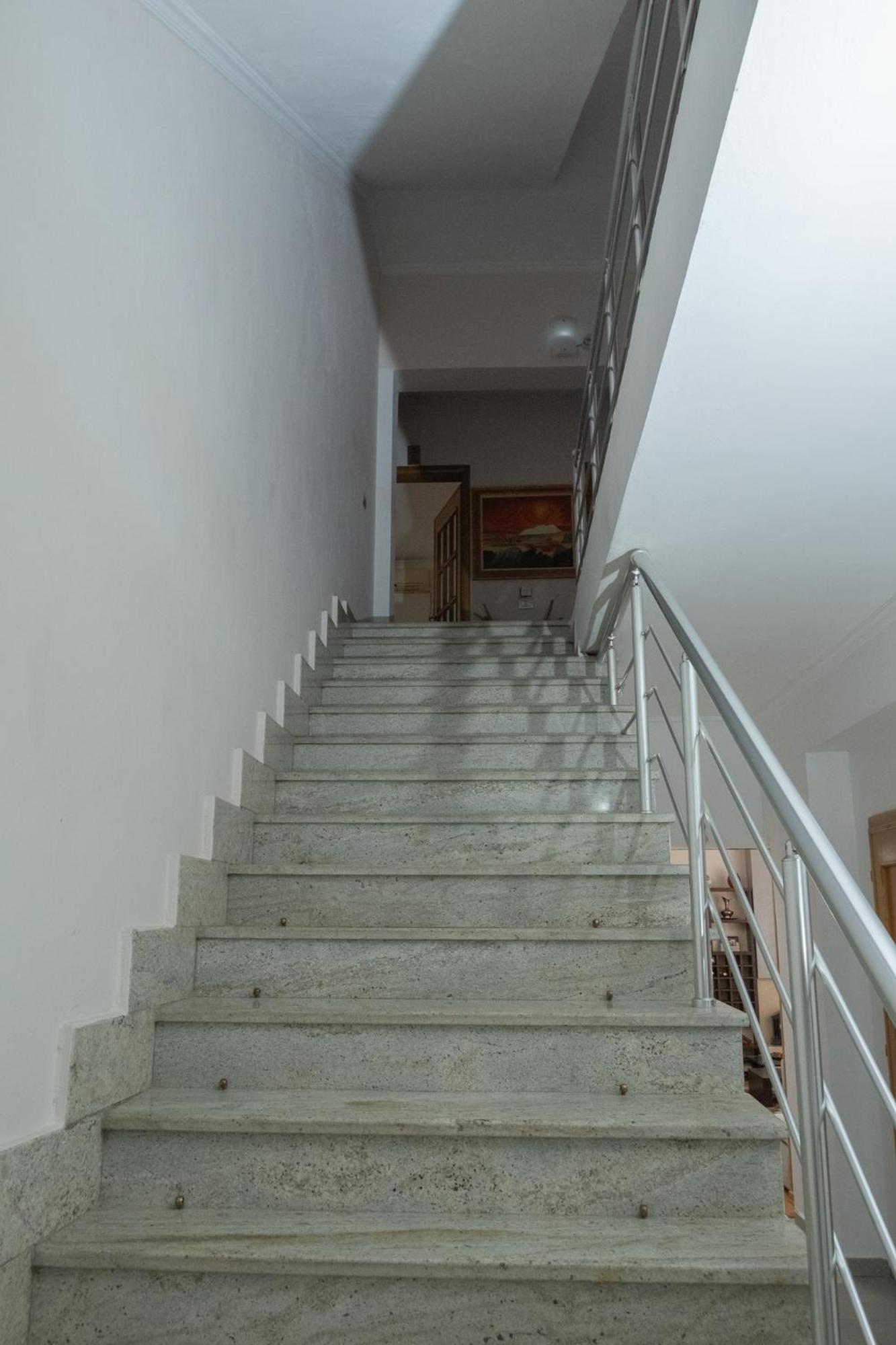Albjona Guesthouse Tirana Esterno foto